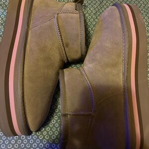 Women’s brown bear-paw boots size 10 / never worn bought but were to big